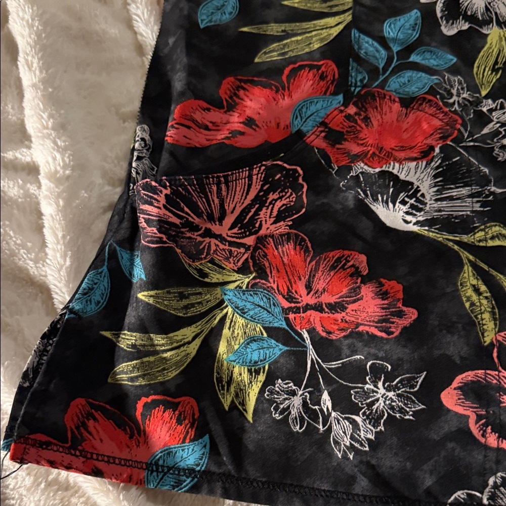 2 Scrub Tops- Floral patterns - Picture 5 of 9